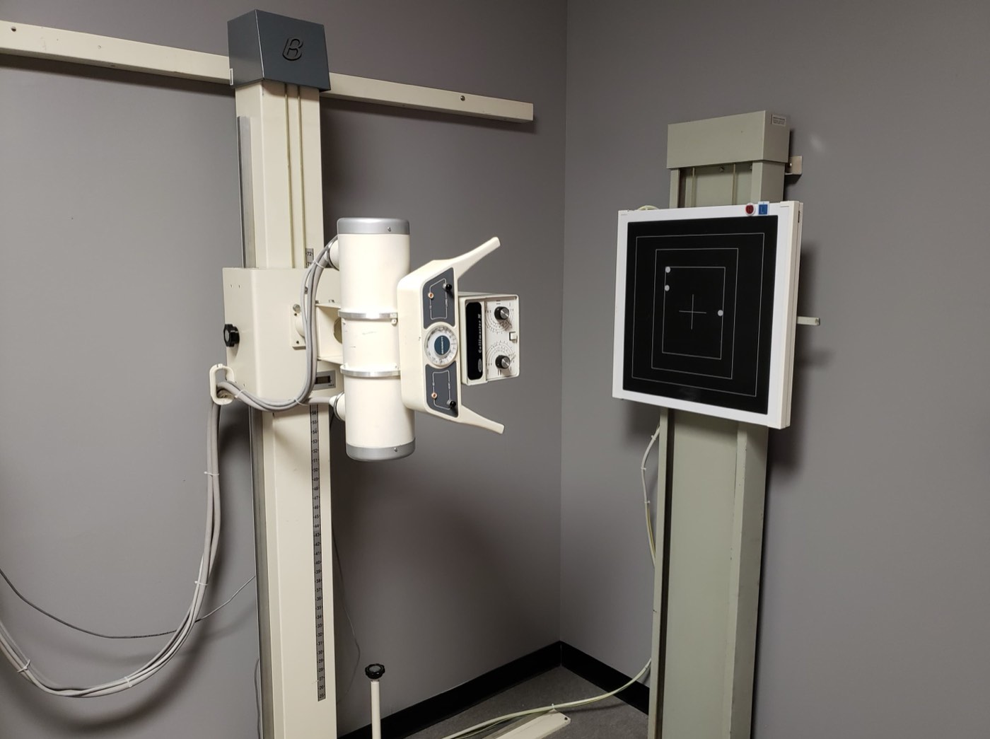 On-site X-ray machine and wall-mounted image receptor